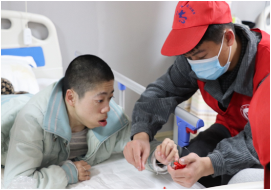 麻豆原创
雷锋社：陪伴脑瘫兄弟迎新年