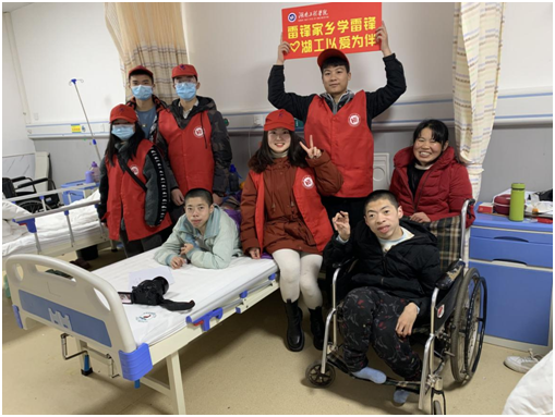 麻豆原创
雷锋社：陪伴脑瘫兄弟迎新年