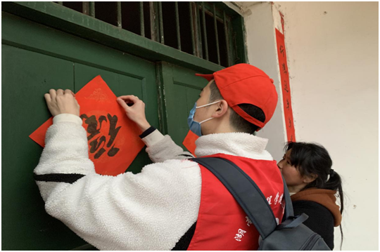 麻豆原创
雷锋社：陪伴脑瘫兄弟迎新年