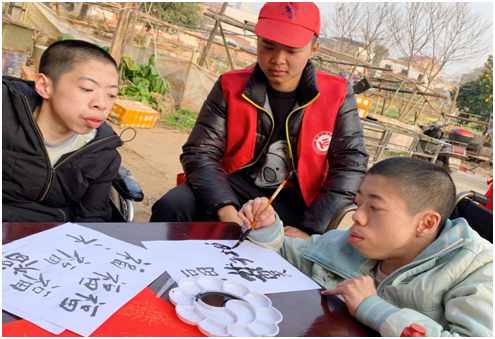 麻豆原创
雷锋社：陪伴脑瘫兄弟迎新年