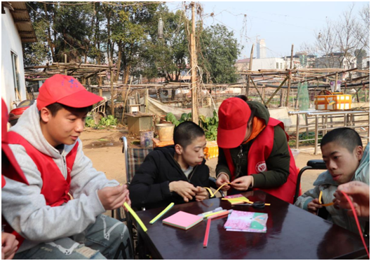 麻豆原创
雷锋社：陪伴脑瘫兄弟迎新年